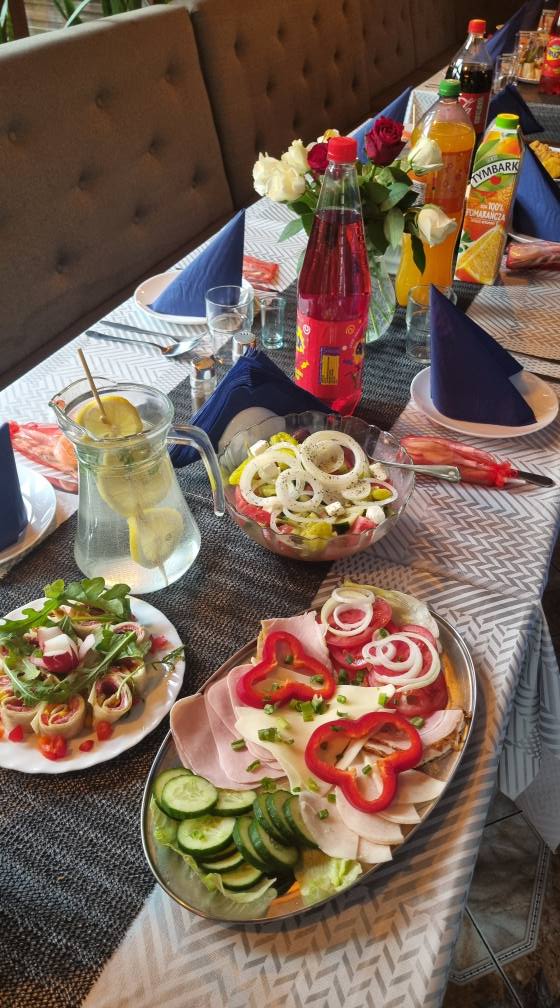 Elegancko nakryty stół na imprezę okolicznościową w Tawernie Santorini